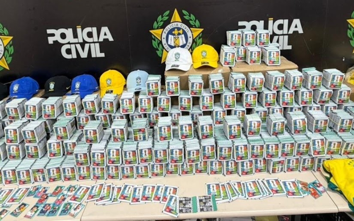 Decomisan 200 mil estampas Panini 'piratas' del álbum del Mundial de Futbol 2026