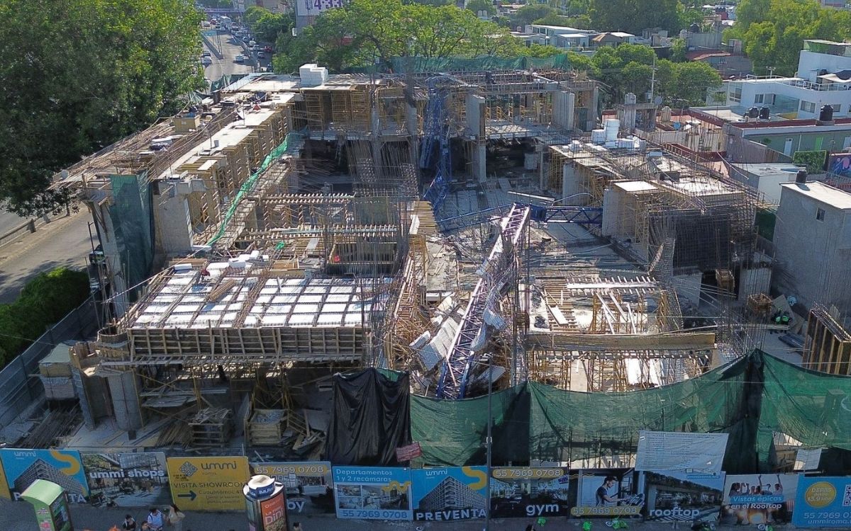 Desplome de grúa en Roma Sur deja cuatro personas heridas; gobierno suspende obras