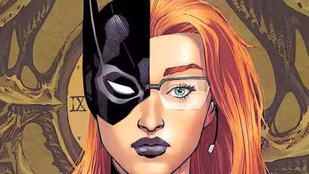 Batgirl Barbara Gordon con la mitad de su máscara puesta