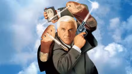 Leslie Nielsen esquiva balas en el cartel de la película Naked Gun 33 1/3