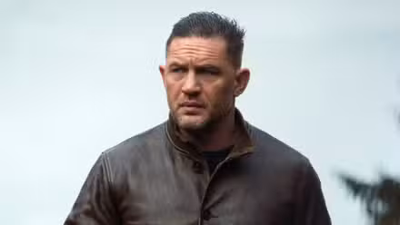 Tom Hardy en MobLand luciendo severo
