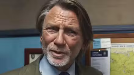 Benoit Blanc de Daniel Craig parece confundido en Knives Out Wake Up Dead Man