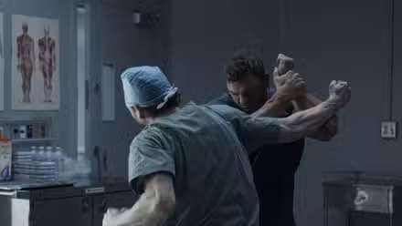 Reacher de Alan Ritchson golpea a un dentista en Reacher