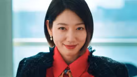 Park Shin-hye como se ve en Undercover Miss Hong de Netflix