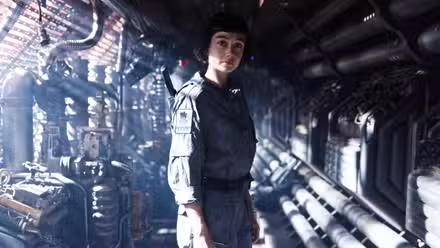 Sydney Chandler como Wendy parada en el USCSS Maginot en Alien: Earth