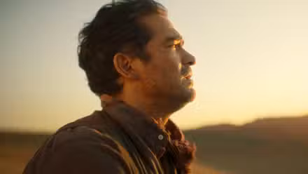 Alfonso Herrera (Esteban Trueba) en La casa de los espíritus en Prime Video