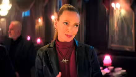 Uma Thurman como Devora sonriéndole a alguien en Pretty Lethal