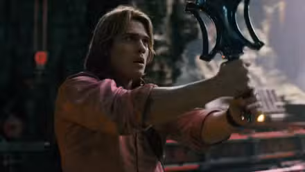 He-Man sostiene su espada en la película Masters of the uNiverse