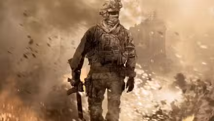 Un soldado camina sobre un fondo oscuro en Call of Duty