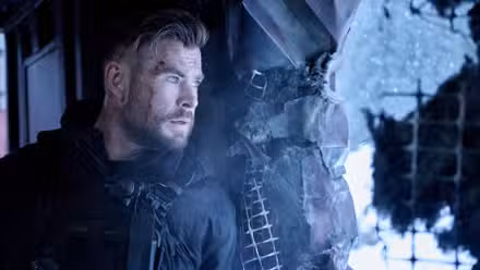 Chris Hemsworth mirando la nieve en Extraction 2
