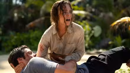 Linda de Rachel McAdams parece preocupada mientras sostiene a Bradley de Dylan O'Brien en Enviar ayuda