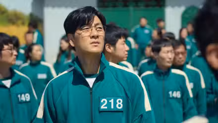 Cho Sang-woo entre una multitud en El juego del calamar.