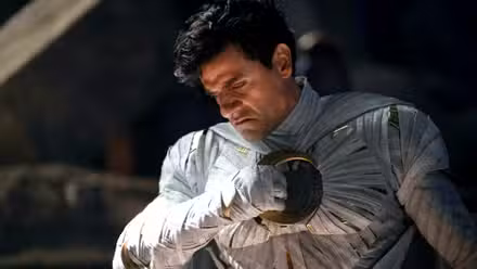 El Caballero Luna de Oscar Isaac enojado y usando una de sus estrellas