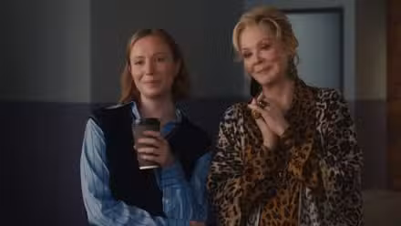 Ava Daniels (Hannah Einbinder) y Deborah Vance (Jean Smart) sonriendo en la temporada 5 de Hacks