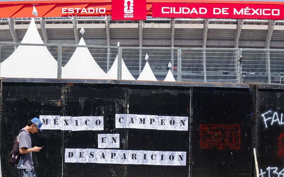 Familiares de desaparecidos tapizan con fichas de búsqueda inmediaciones del Estadio Azteca
