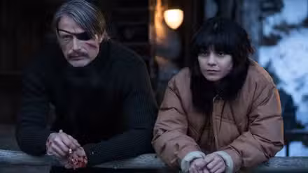 Mads Mikkelsen como Duncan Vizla y Vanessa Hudgens como Camille en Polar