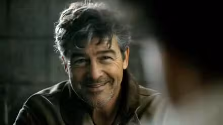 Kyle Chandler sonriendo en Lanterns