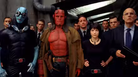 Un grupo de humanos y monstruos en Hellboy (2004).