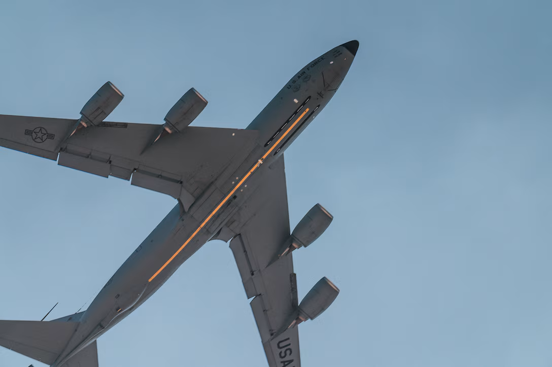 Hombre irrumpe en pista de aeropuerto y muere atropellado por avión en Denver