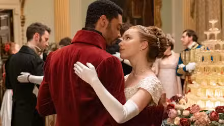 Simon Basset y Daphne Bridgerton bailando en Bridgerton