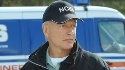 Mark Harmon como Gibbs con un sombrero del NCIS en NCIS