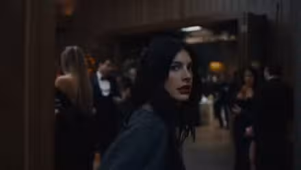 Rachel mirando por encima del hombro durante la recepción en Algo muy malo va a pasar