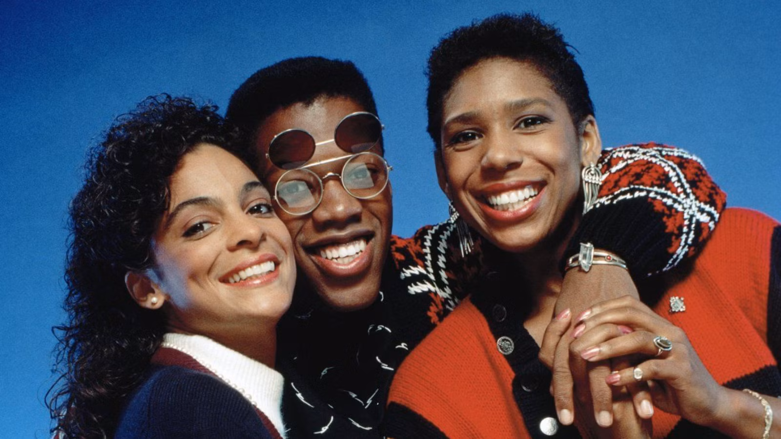 La nueva secuela de Netflix de la icónica comedia de situación de 39 años de Bill Cosby, Un mundo diferente, se estrena oficialmente este otoño