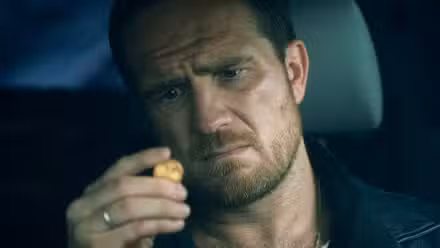 Frederick Lau como Charly en Crooks en Netflix