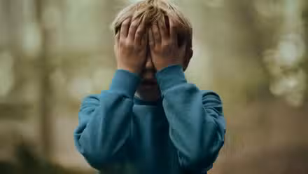 Un niño con las manos tapándose los ojos en The Chestnut Man: Hide and Seek