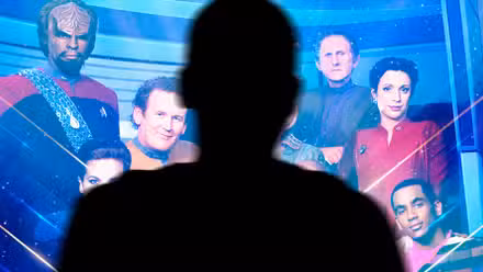 Jake Sisko EN SILUETA ​​y el elenco de la temporada 7 de Star Trek DS9 detrás de él