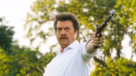 Jesse (Danny McBride) apuntando con un arma en The Righteous Gemstones Temporada 4 Ep 9