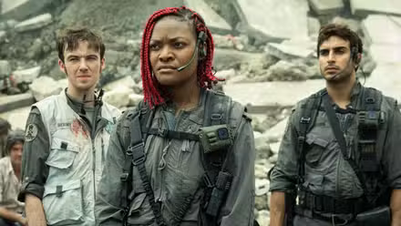 Alex Lawther, Diem Camille y Moe Bar-El reunidos en Alien: Earth