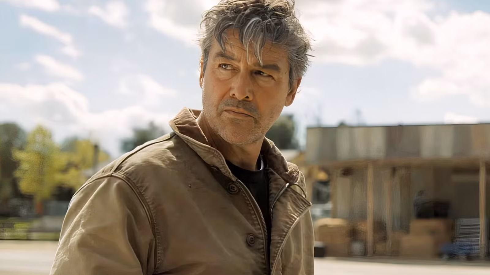 Kyle Chandler mirando hacia un lado en el tráiler de Lanterns