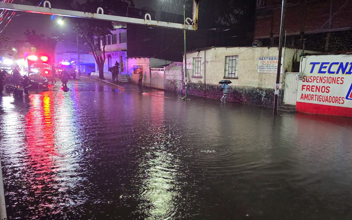 Lluvias colapsan vialidades y activan operativo de emergencia en CDMX