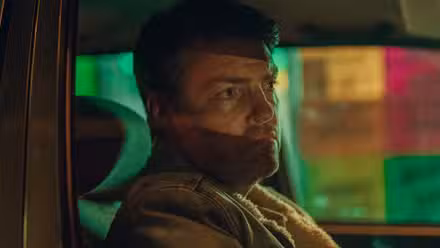 Tom Burke como Guy en Legends Netflix