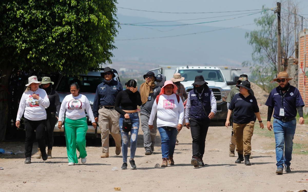 Madres buscadoras hallan 60 bolsas con restos humanos en fosa de Jalisco