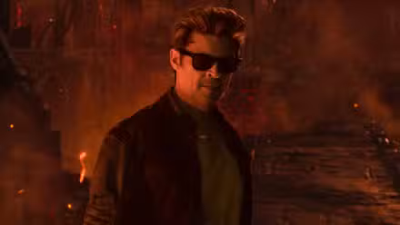 Johnny Cage con gafas de sol en el Netherrealm en Mortal Kombat II