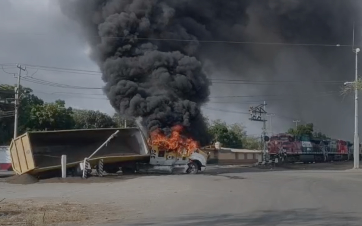 Narcobloqueos en carreteras y vías del tren dejan un muerto y 2 lesionados en Colima
