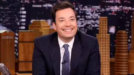 Jimmy Fallon sonriendo en The Tonight Show protagonizado por Jimmy Fallon