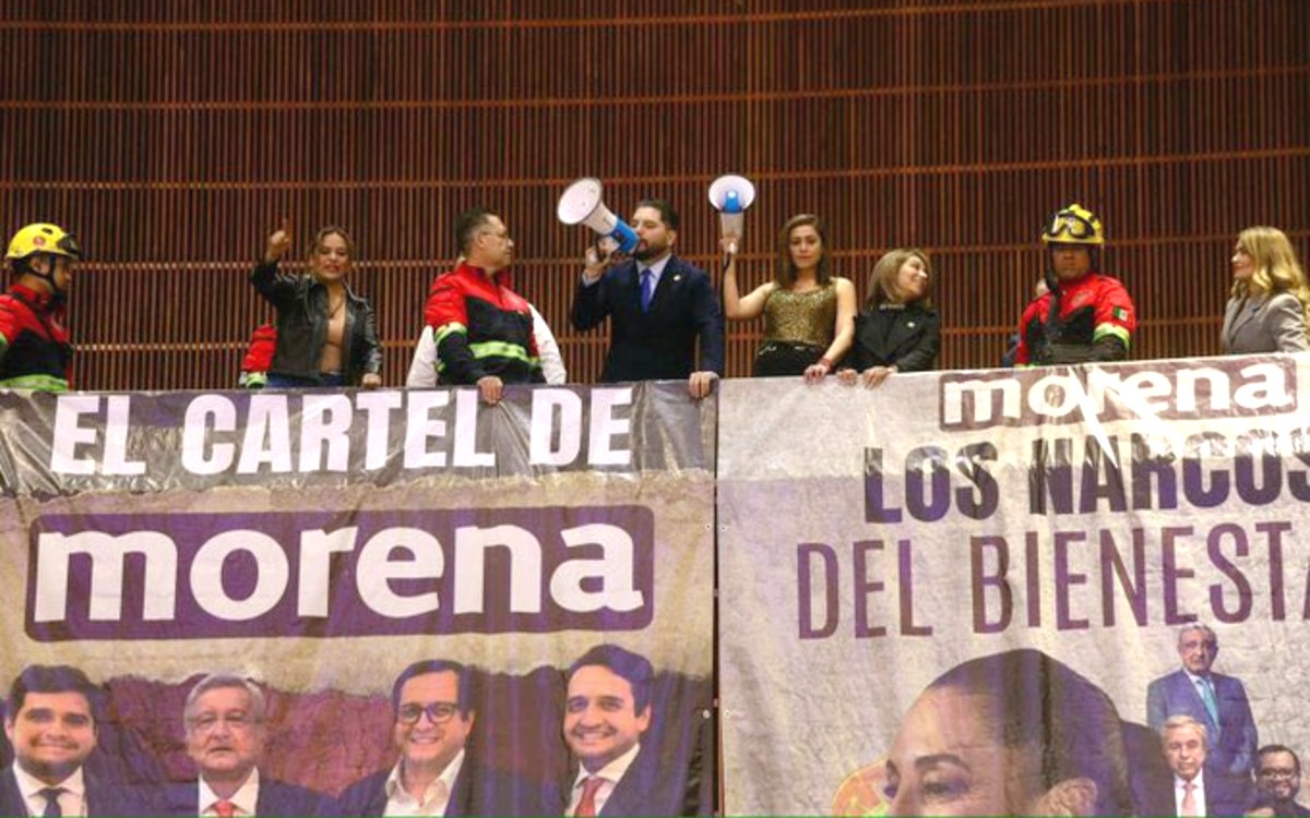 PRI coloca mantas sobre el 'Cártel de Morena'… no salen en transmisión de Cámara de Diputados