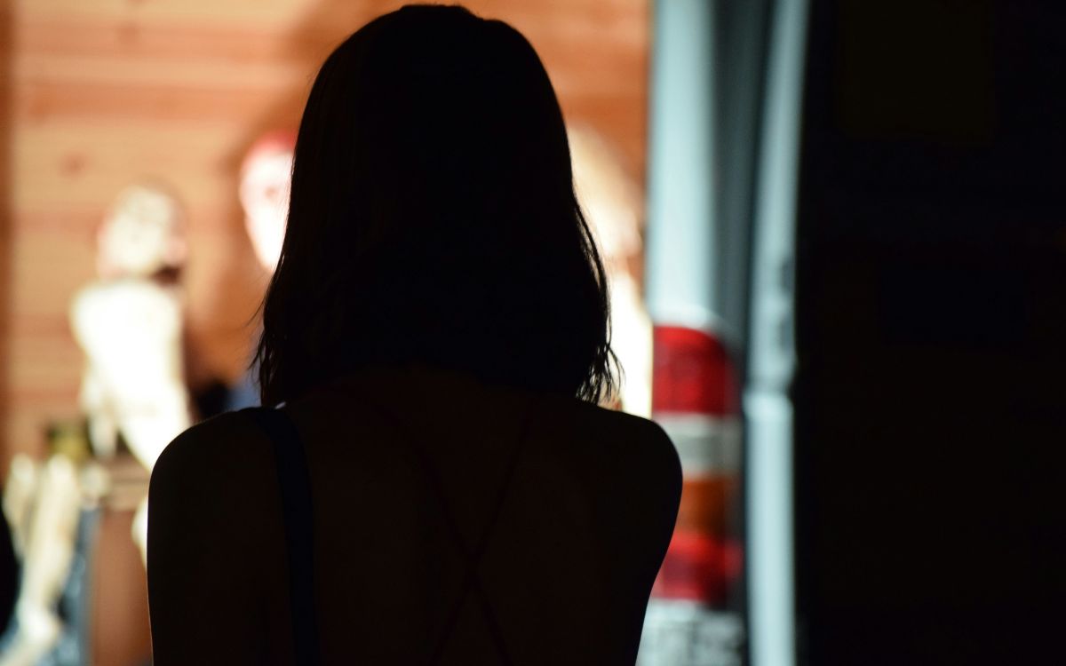 Piden 10 años de cárcel para acusado de prostituir a su esposa con 120 hombres