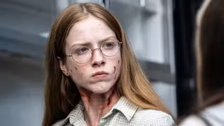 Julia Doyle como Sophia luciendo seria, con el rostro cubierto de cortes sangrientos, en el episodio 1 de la temporada 4.