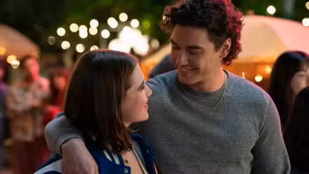 Hannah y Garrett se miran en la temporada 1 de Off Campus. El brazo de Garrett está alrededor del hombro de Hannah.