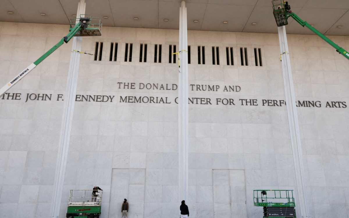 Revés para Trump; juez le ordena retirar su nombre del Kennedy Center
