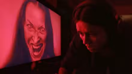 Captura de pantalla de la película de terror en trasfondo.