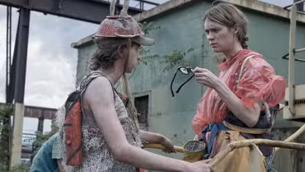 Alex Friesen y MacKenzie Davis en la estación once