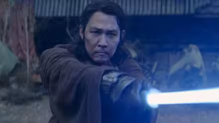 Lee Jung-jae como el Maestro Sol empuñando un sable de luz en The Acolyte