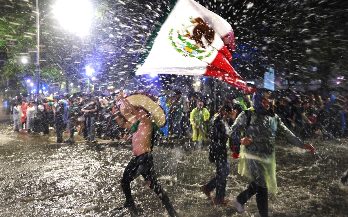 Luchadores se pusieron a chapotear en pleno reforma.