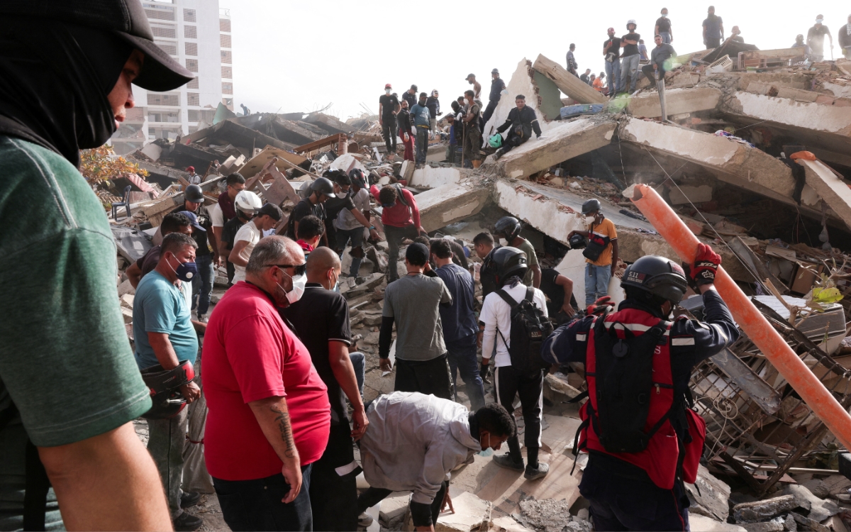 'Permiso para salvar vidas': protestan rescatistas por controles para acceder a zona de desastre tras terremotos en Venezuela
