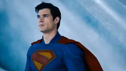 El Superman de David Corenswet se alza heroicamente